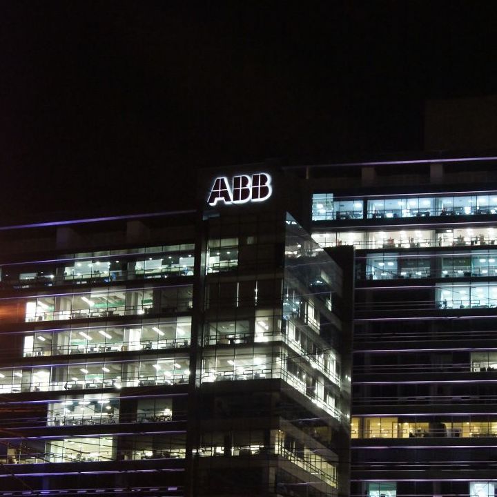 Aviso exterior ABB de noche iluminado con luz led. Instalación en alturas en Colombia.